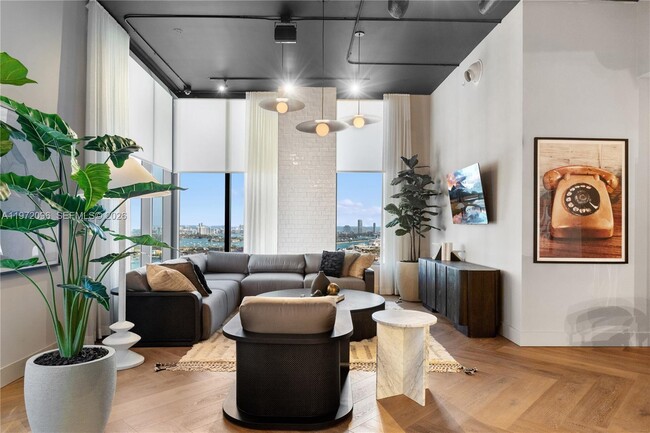 Building Photo - 121 NE 5th St