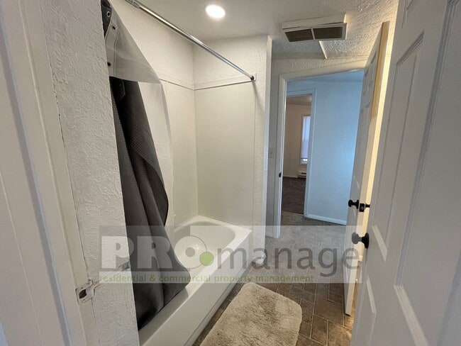 Building Photo - 3b/1ba main level home