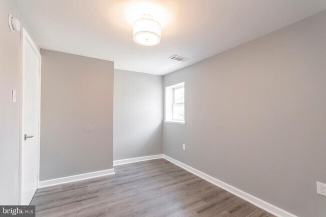 Building Photo - 515 W Girard Ave