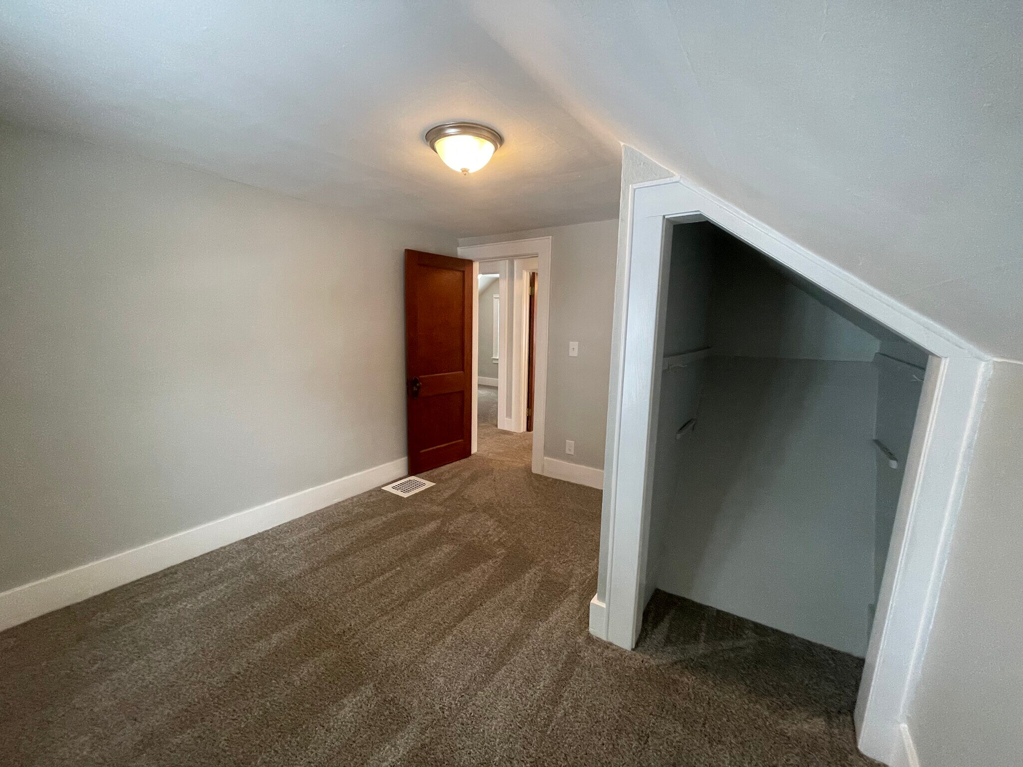 Building Photo - 104 Lynhurst Ave