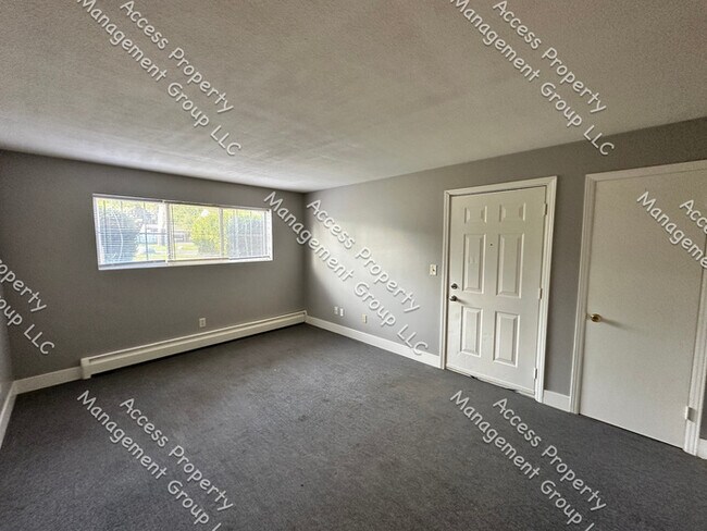 Building Photo - SE Side Updated One Bedroom Unit