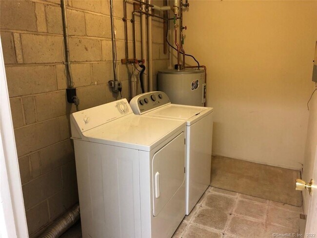 Building Photo - 6 Bouton St E