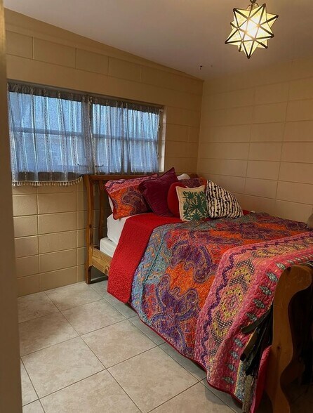 Building Photo - 352 Tihami Rd