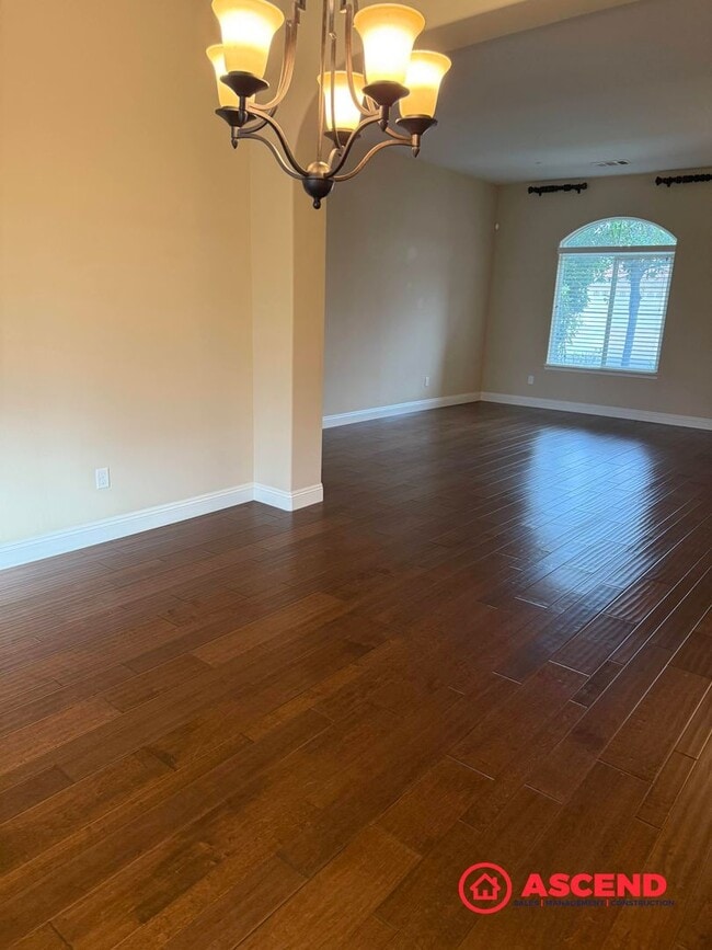 Building Photo - Stunning 4 bedroom + office in Seven Oaks!