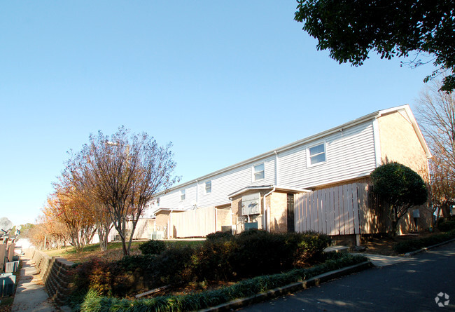 Debbi Dunn 12/4/07 - Mountcrest Apartments