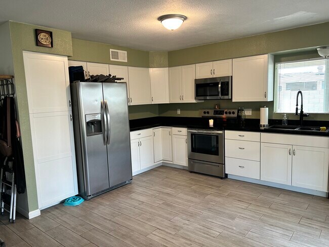 Building Photo - 654 W Gable Ave