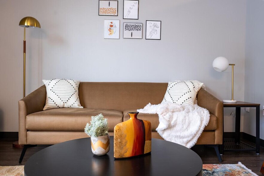 Primary Photo - 2301 Ingersoll Ave