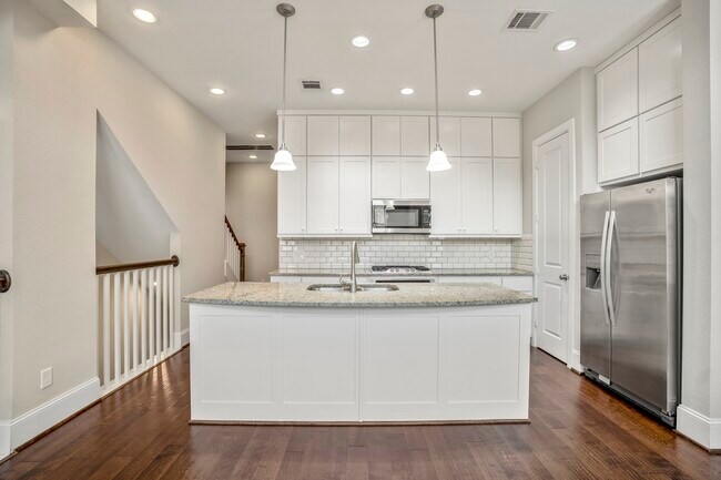 Building Photo - 11005 Acorn Falls Dr