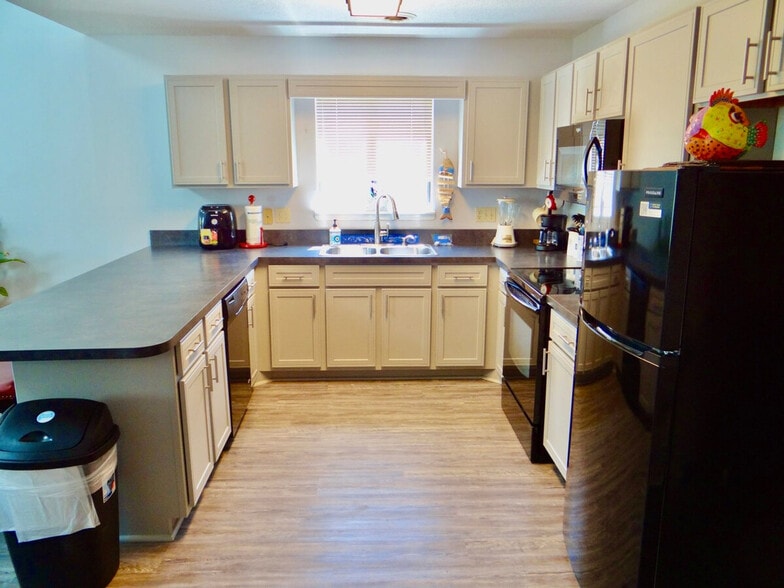 Building Photo - 1920 Bent Grass Dr