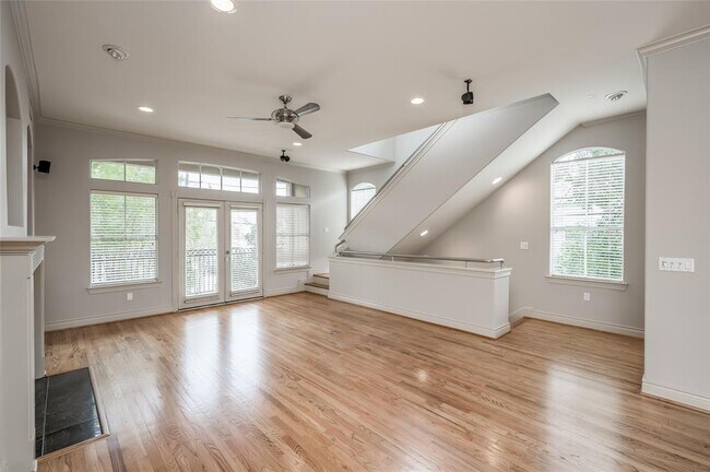 Building Photo - 315 Sandman St