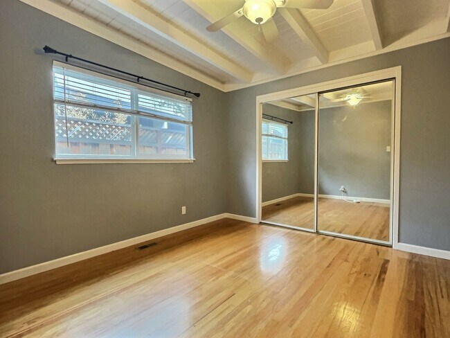 Building Photo - 5 BD / 4 BA - Stunning Mountain View Home ...