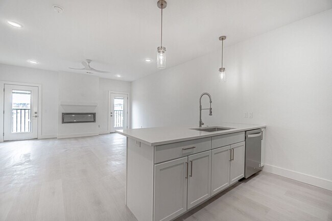 Building Photo - Townhomes in Bentonville!!