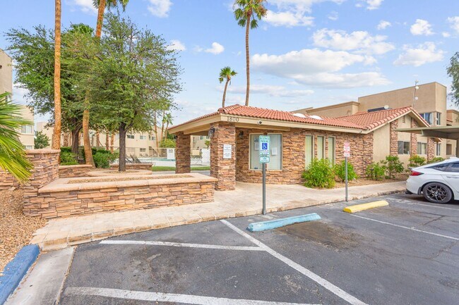 Building Photo - Spacious Ground-Level 2-Bedroom Condo Near...
