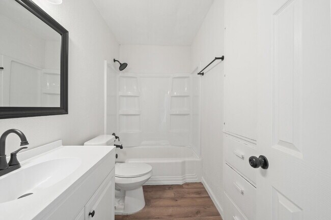 Building Photo - Large & Updated Home, *FIRST MONTH'S RENT FREE*