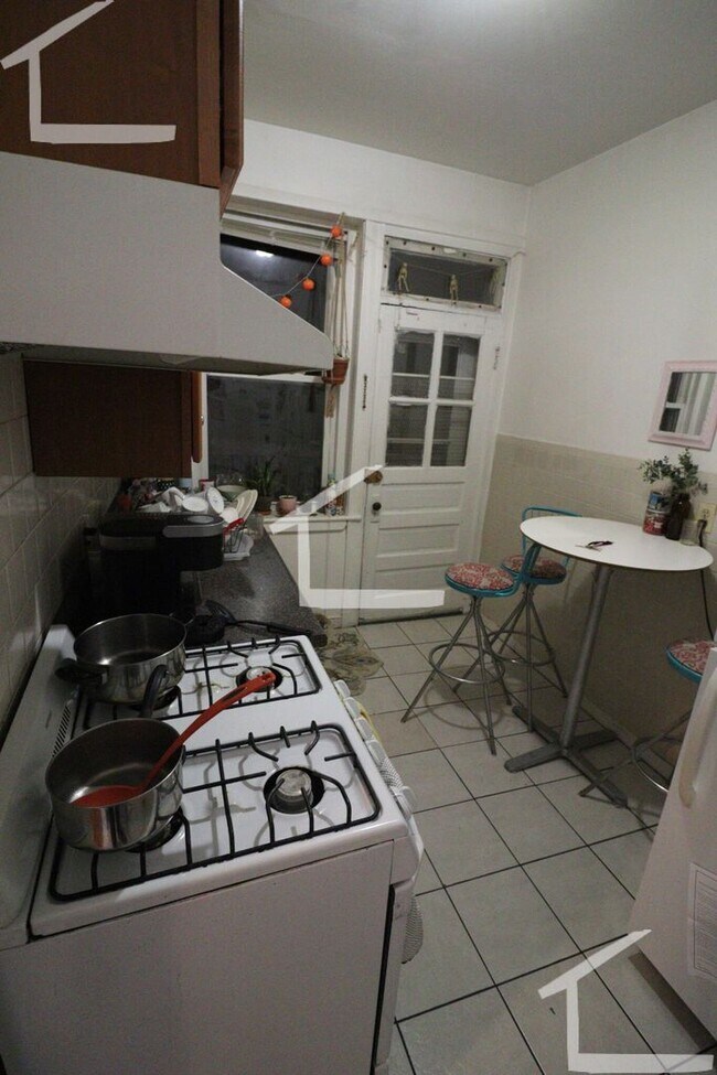 Building Photo - Awesome 2 Bed Apartment for Students