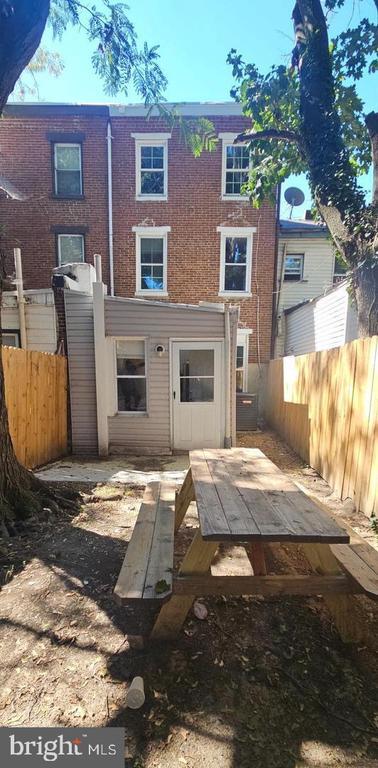 Building Photo - 1029 Lancaster Ave