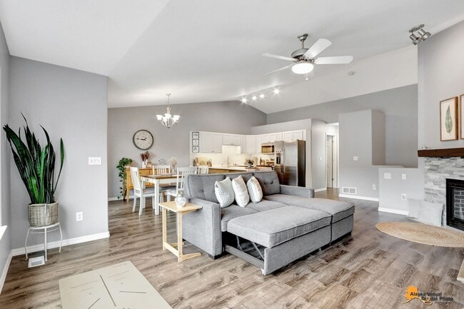 Building Photo - Stunning 3 Bedroom Home in East Anchorage with Garage