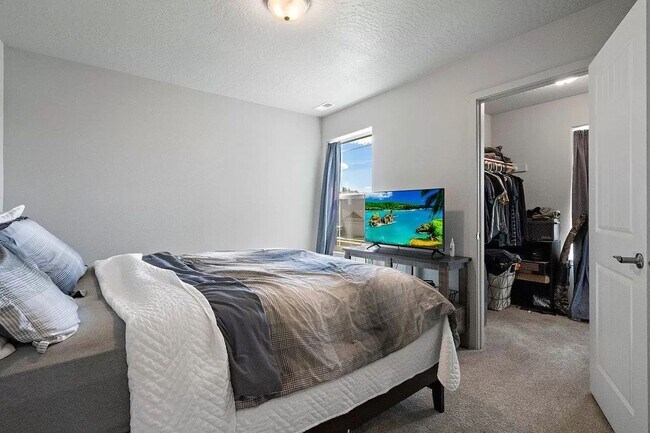 Building Photo - Immaculate Newer Construction w/ Vinyl Fen...