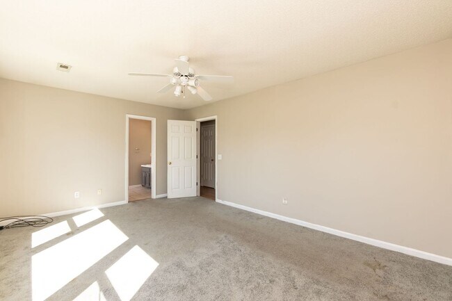 Building Photo - Large Three Bedroom Home!