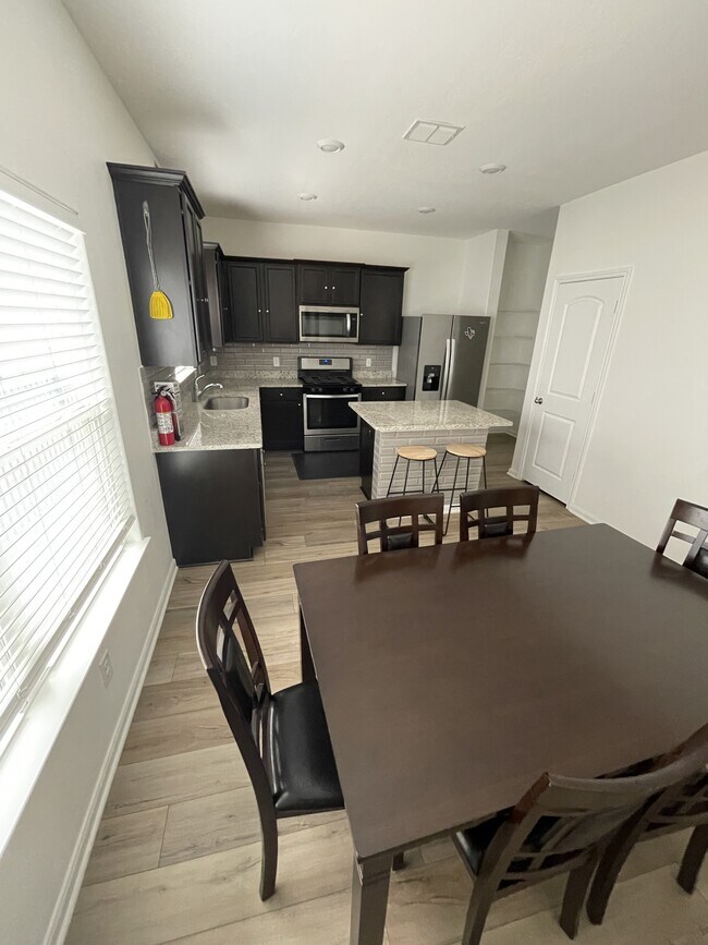 Building Photo - 10829 Emerick St