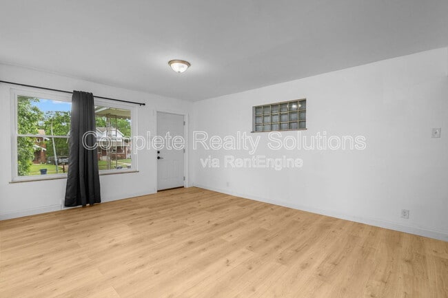Building Photo - 6127 Lucille Ave