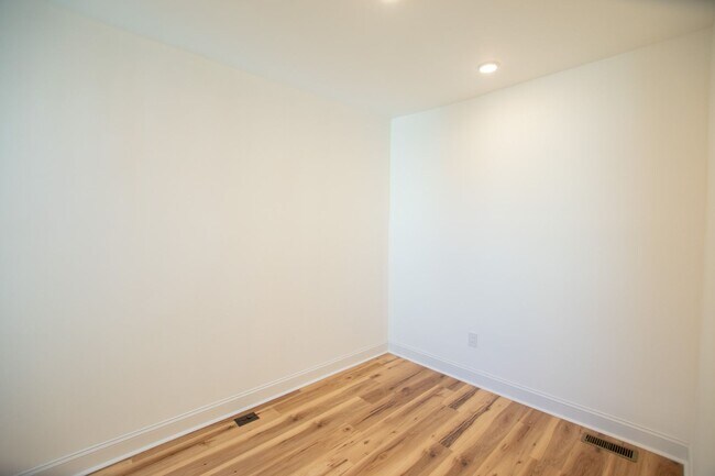 Building Photo - Renovated South Philadelphia Rowhome