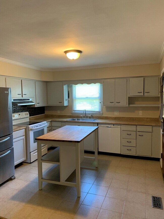 Building Photo - AVAILABLE MID-JUNE!