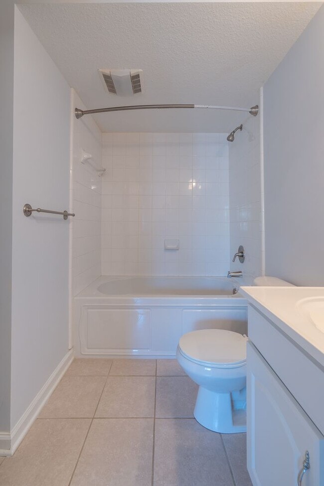Building Photo - MOVE IN READY 2-bedroom in Virginia Beach!