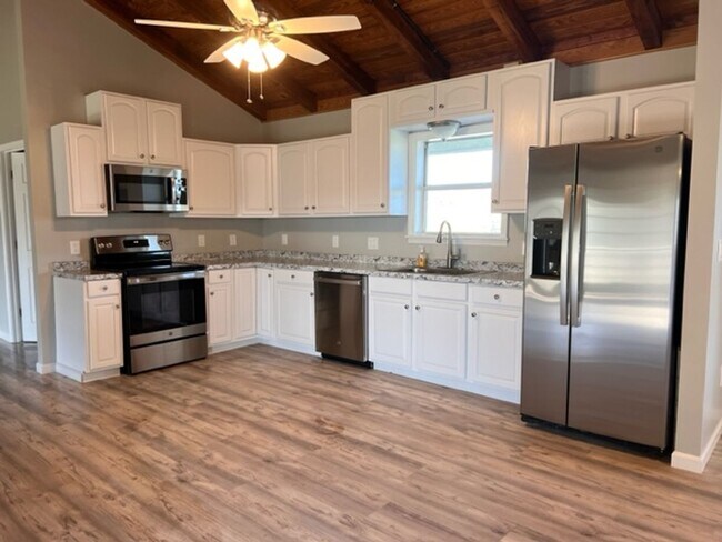 Building Photo - 4.5 Acres Right on the River!!!