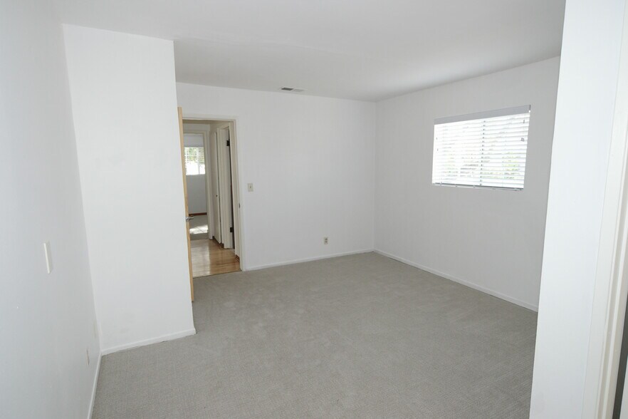 Building Photo - 611 Calle Pensamiento