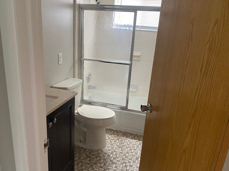 Building Photo - 229 Collingwood Dr