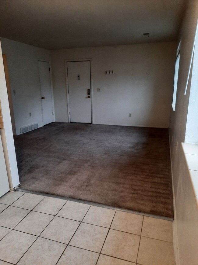 Building Photo - 1 bedroom apartment, walking distance to D...