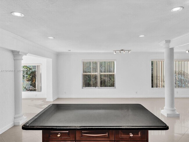 Building Photo - 4416 SW 35th Ave