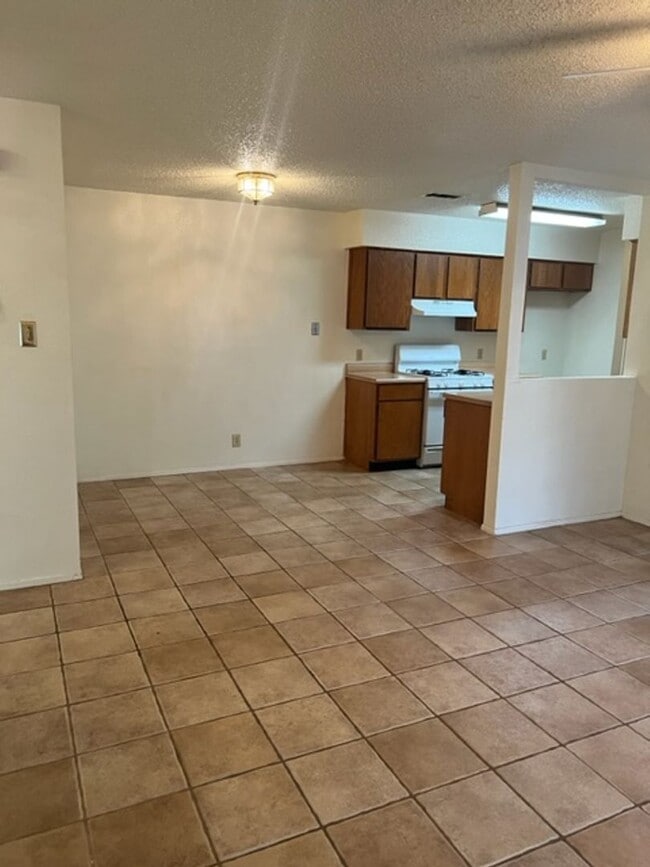 Building Photo - 932