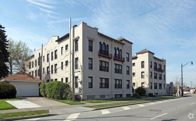 Primary Photo - University Court Apartment