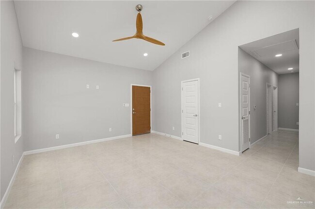 Building Photo - 18 Woodpecker Rd