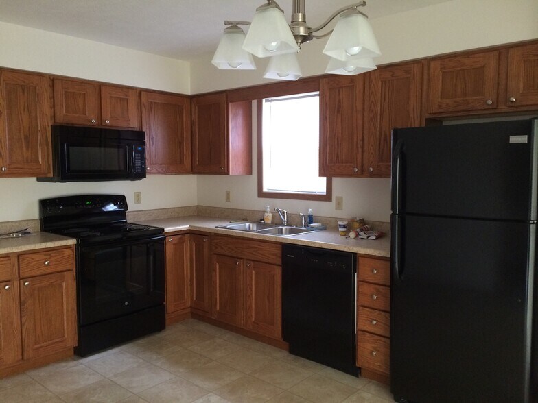 Primary Photo - 2132 E Black Ave