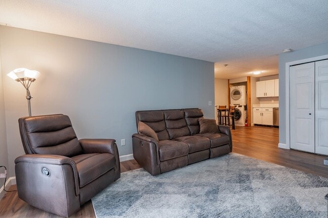 Building Photo - 19 Kimberly Dr