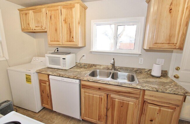 Building Photo - Charming Single-Level Home on the Bench