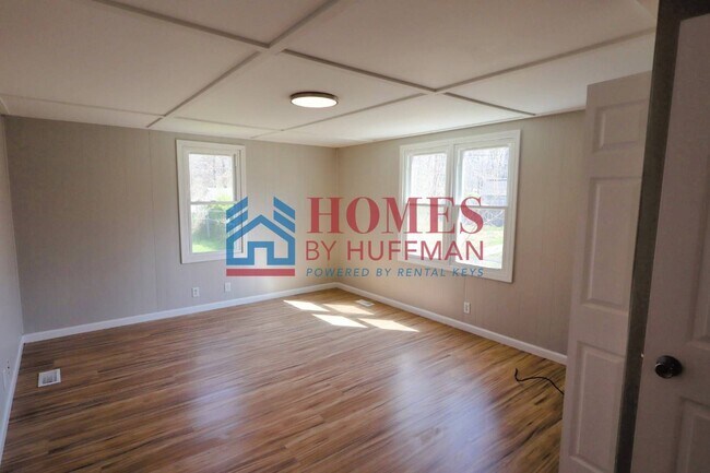 Building Photo - Three Bedroom House | Move in Ready