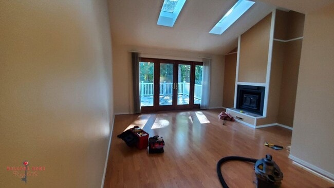 Building Photo - 2 bedroom townhome condo with AMAZING view...