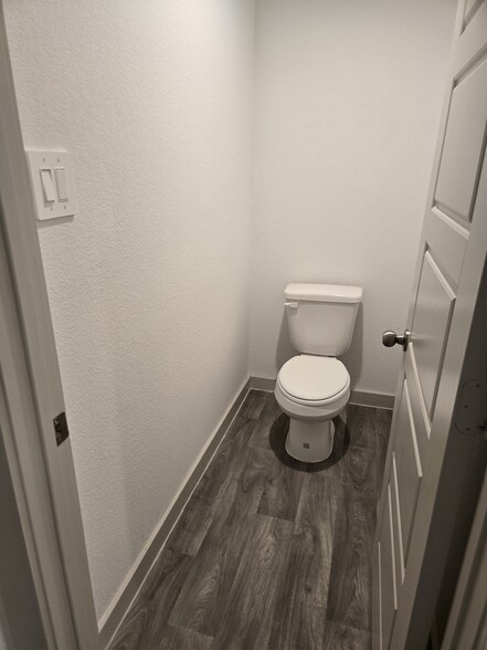 Building Photo - 3555 Crestfield Ln