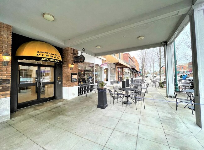 Building Photo - ADORABLE DOWNTOWN CONDO - WALK EVERYWHERE!