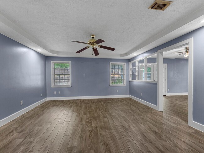 Building Photo - 3010 Glen Spring Dr