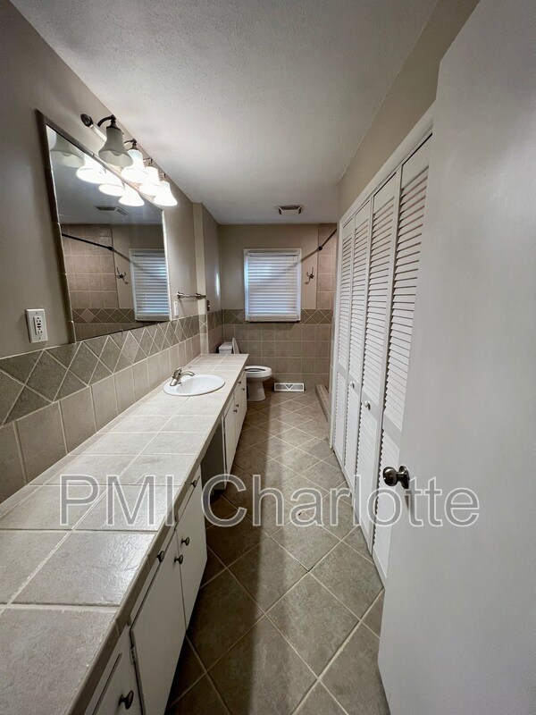 Building Photo - 528 Carolina Ave N