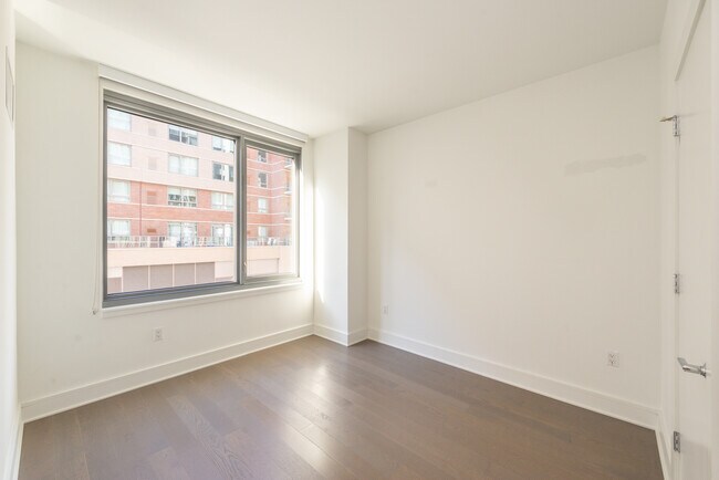 Building Photo - 9 Ave at Port Imperial