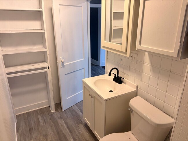 Building Photo - Charming 2-Bedroom Home with Garage and Covered Porch!