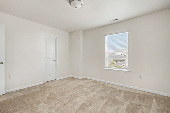Building Photo - Spacious 4-Bedroom Home w/ Loft