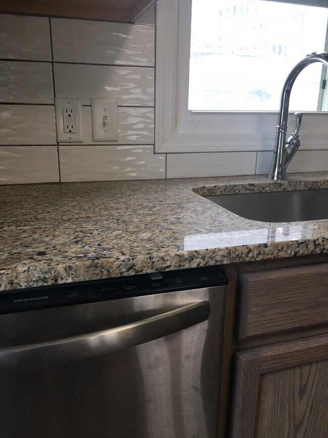 Building Photo - 1530 E 14th St