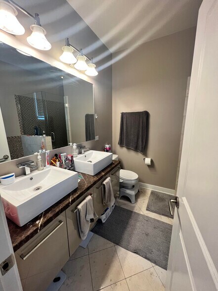 Building Photo - 3322 W Eastwood Ave